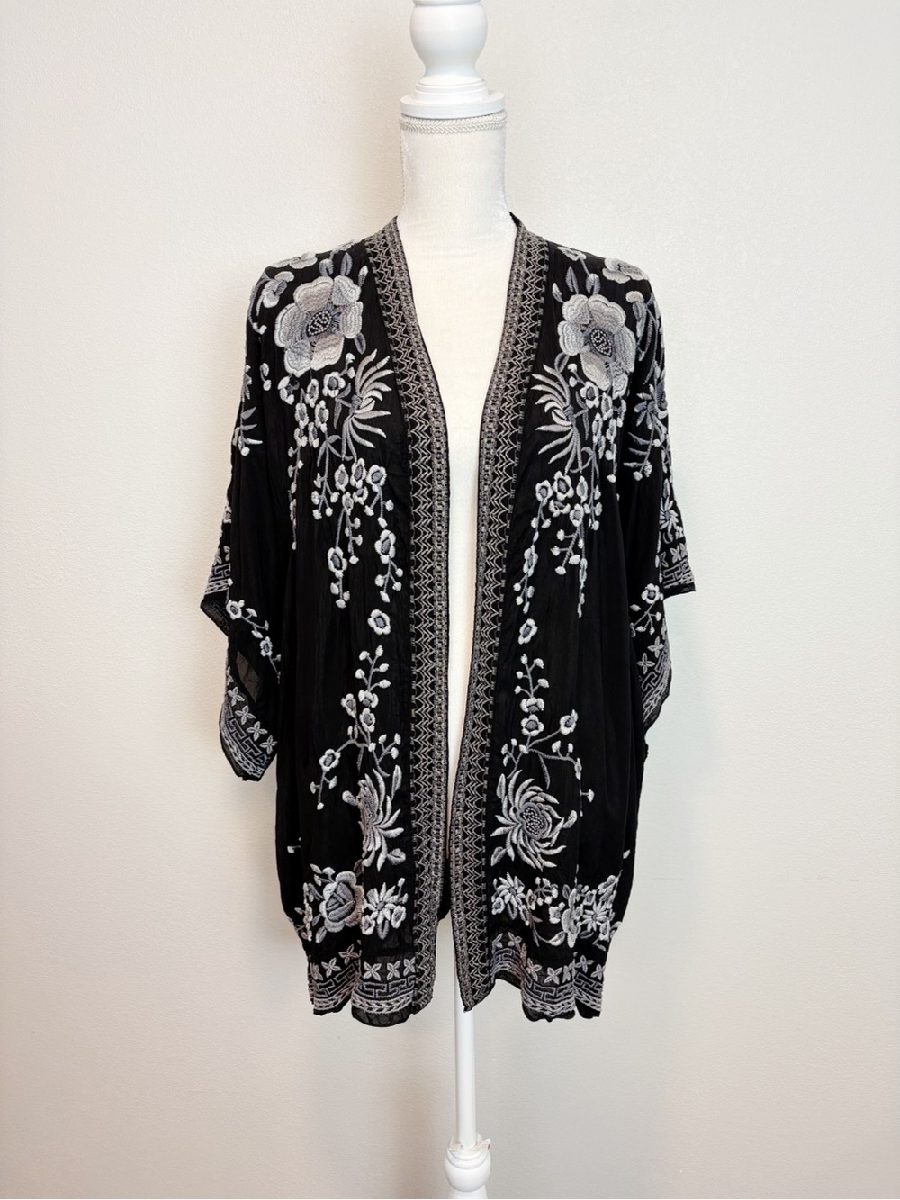 JOHNNY WAS Kimono Okinawa Black White Embroidered Floral Size Small